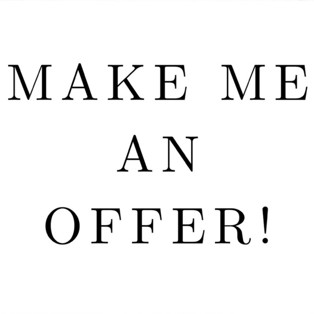 Welcome to my closet, it will be a pleasure if someone made an offer! Thanks!🌸